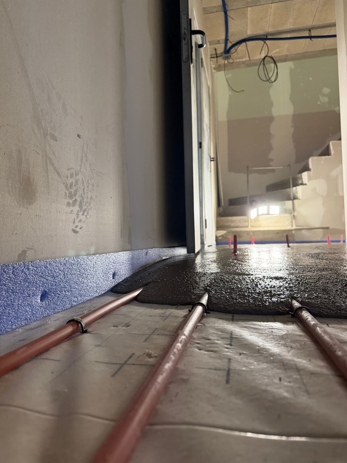 Chape fluide ciment lisse finition, bâtiment agricole, Isolatech