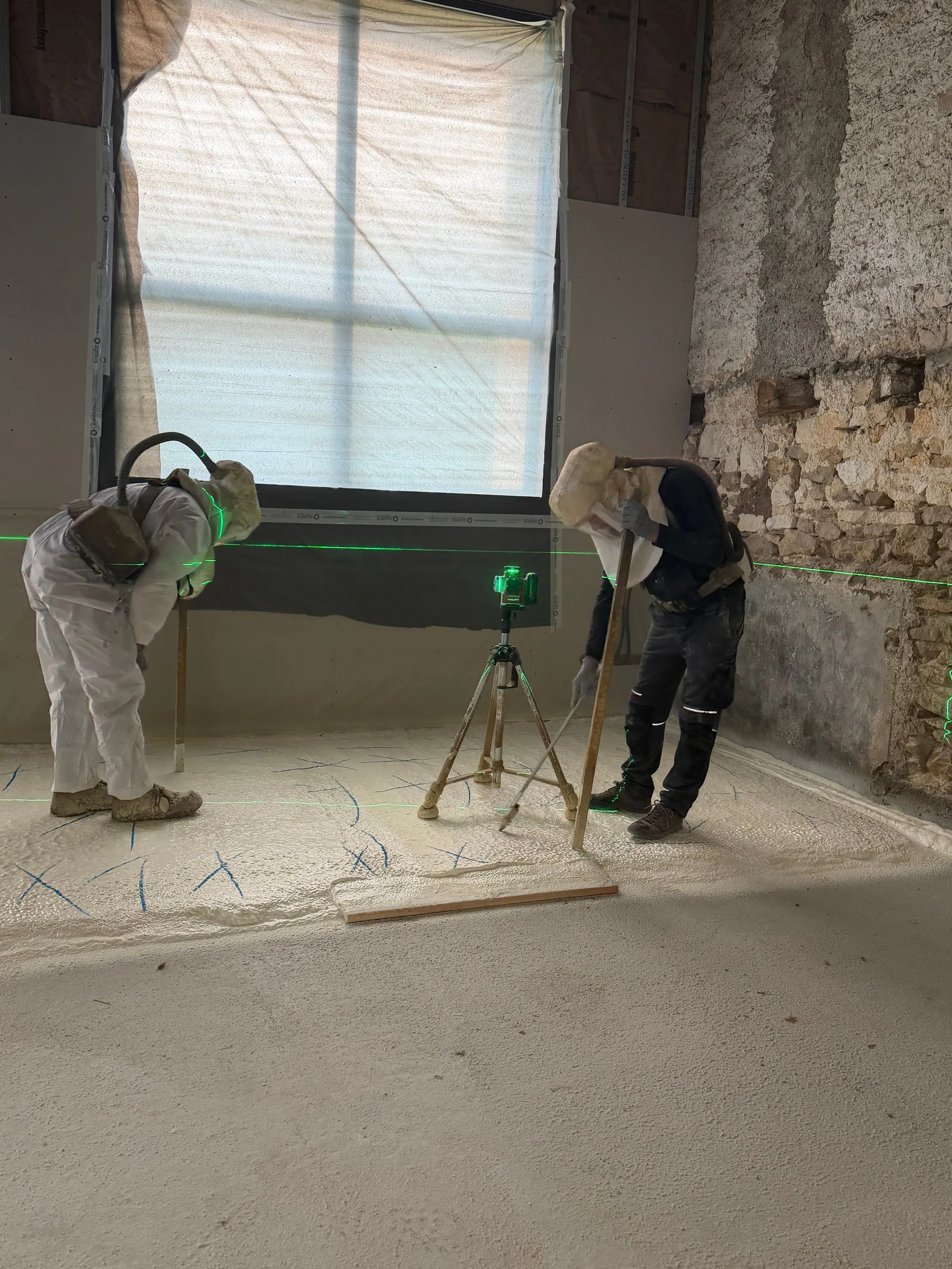 Équipe Isolatech en intervention polyuréthane, lasers verts et préparation chantier