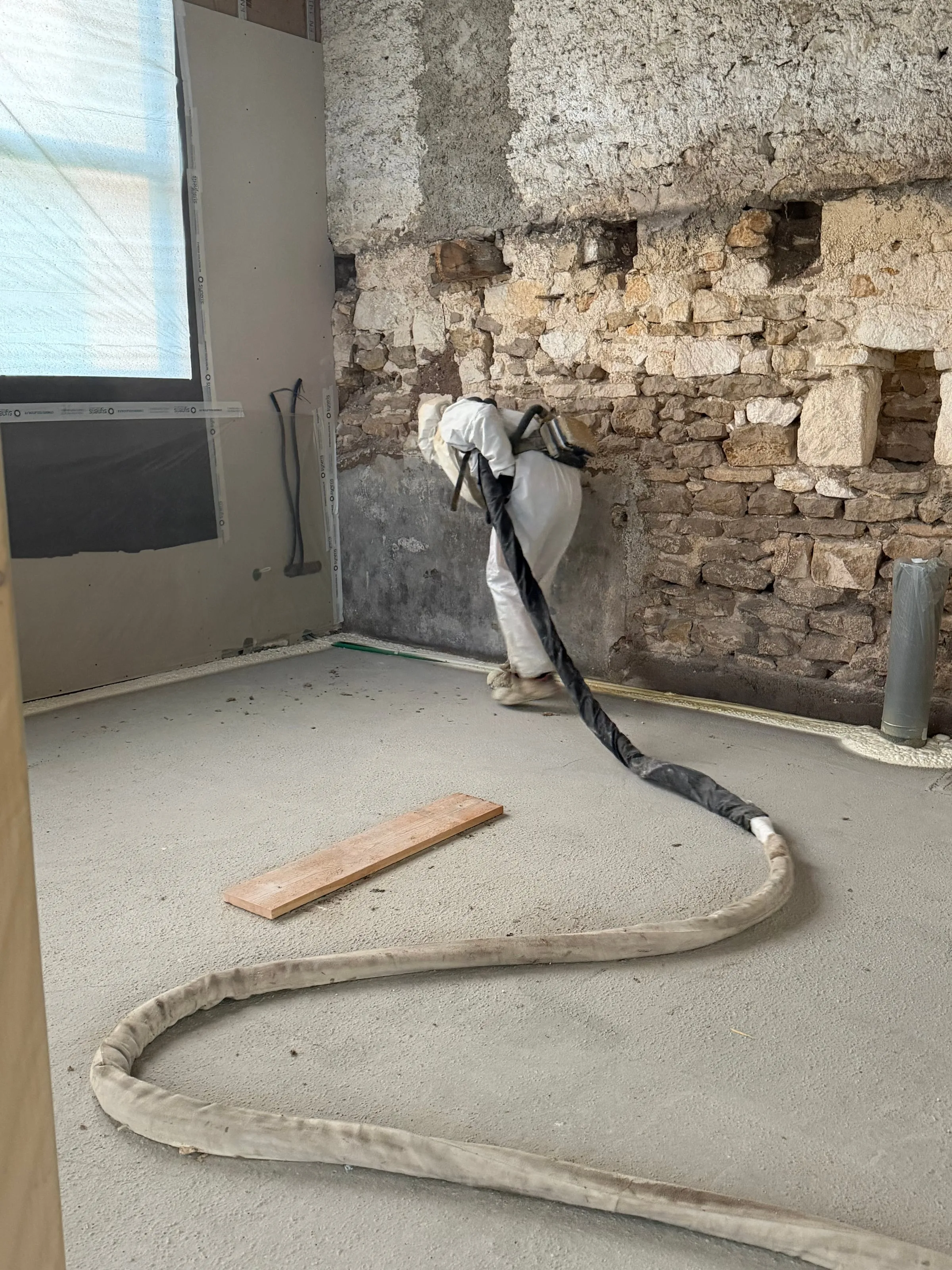 Applicateur Isolatech en projection polyuréthane sur sol, chantier en cours · isolation cellule fermée 60 mm · Pérouse (90160, Territoire de Belfort) · Isolatech