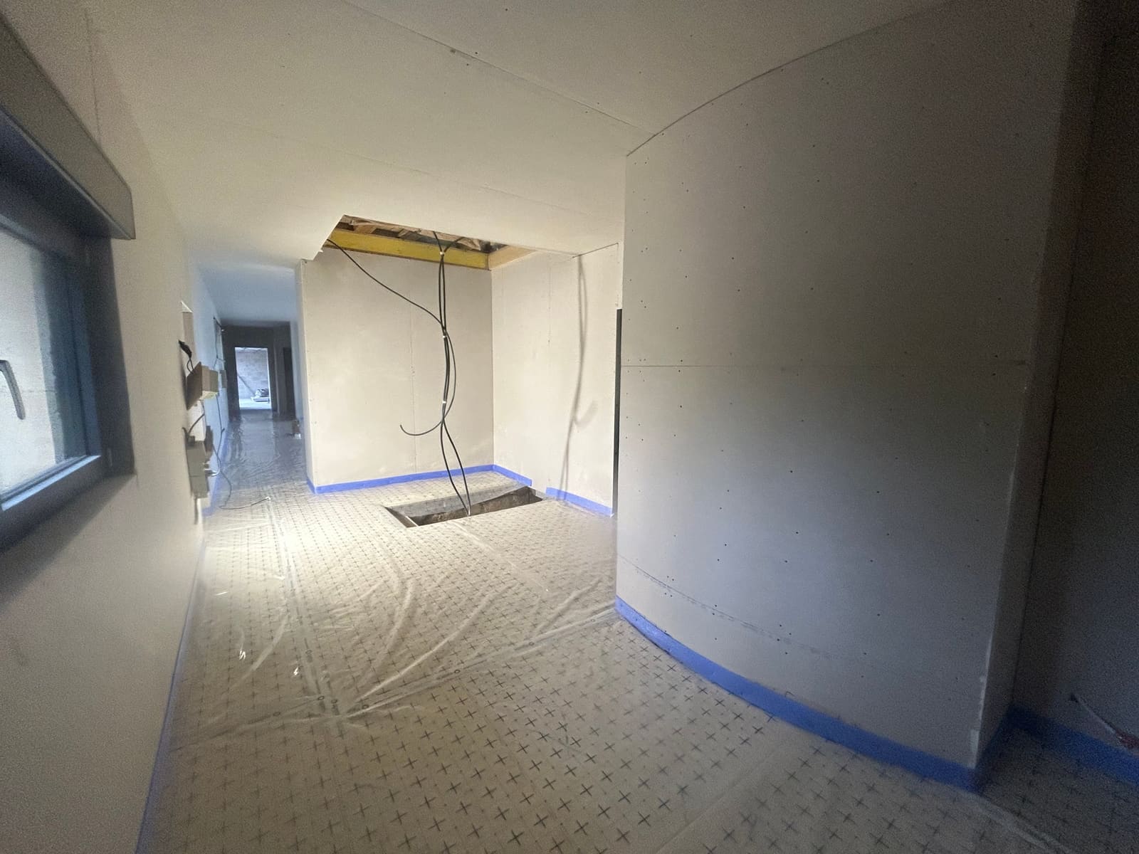 Sol isolé en polyuréthane projeté, finition prête à recevoir la chape — chantier Pérouse