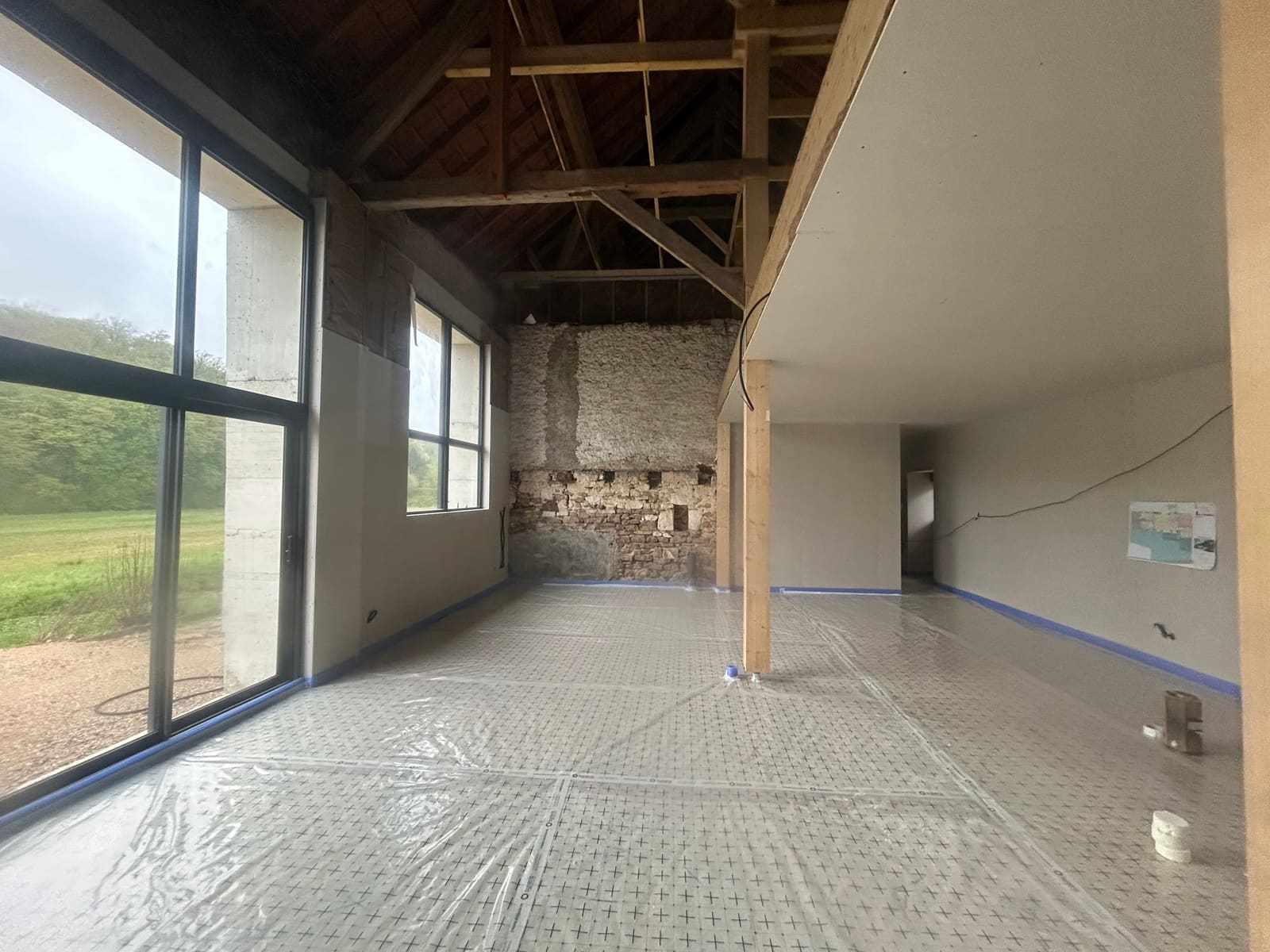 Loft moderne en rénovation, charpente bois apparente, chape fluide à venir