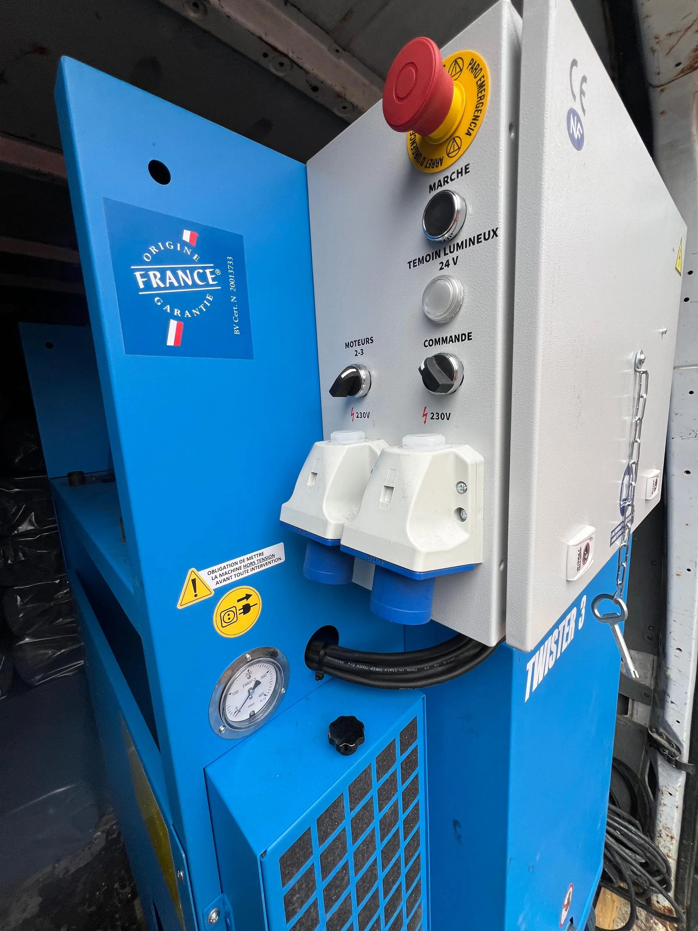 Panneau de commande de la machine Twister 3 — contrôle des moteurs et alimentation 230 V utilisée pour le soufflage de cellulose dans les combles · Isolatech