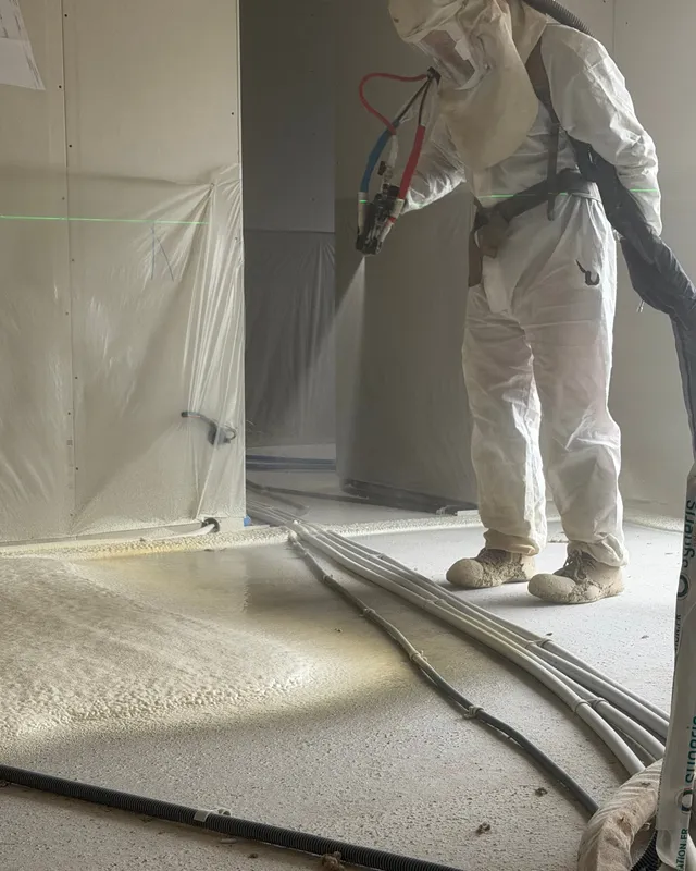 Projection polyuréthane sur sol, vue rapprochée mousse jaune · Isolatech