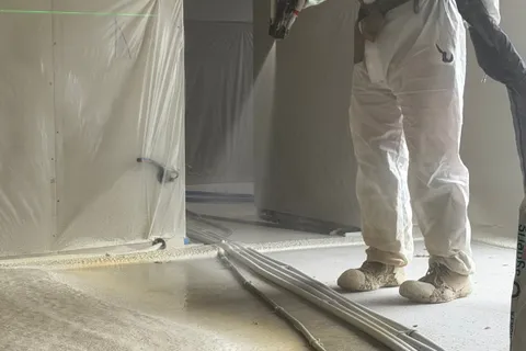 Projection polyuréthane sur sol, vue rapprochée mousse jaune · Isolatech