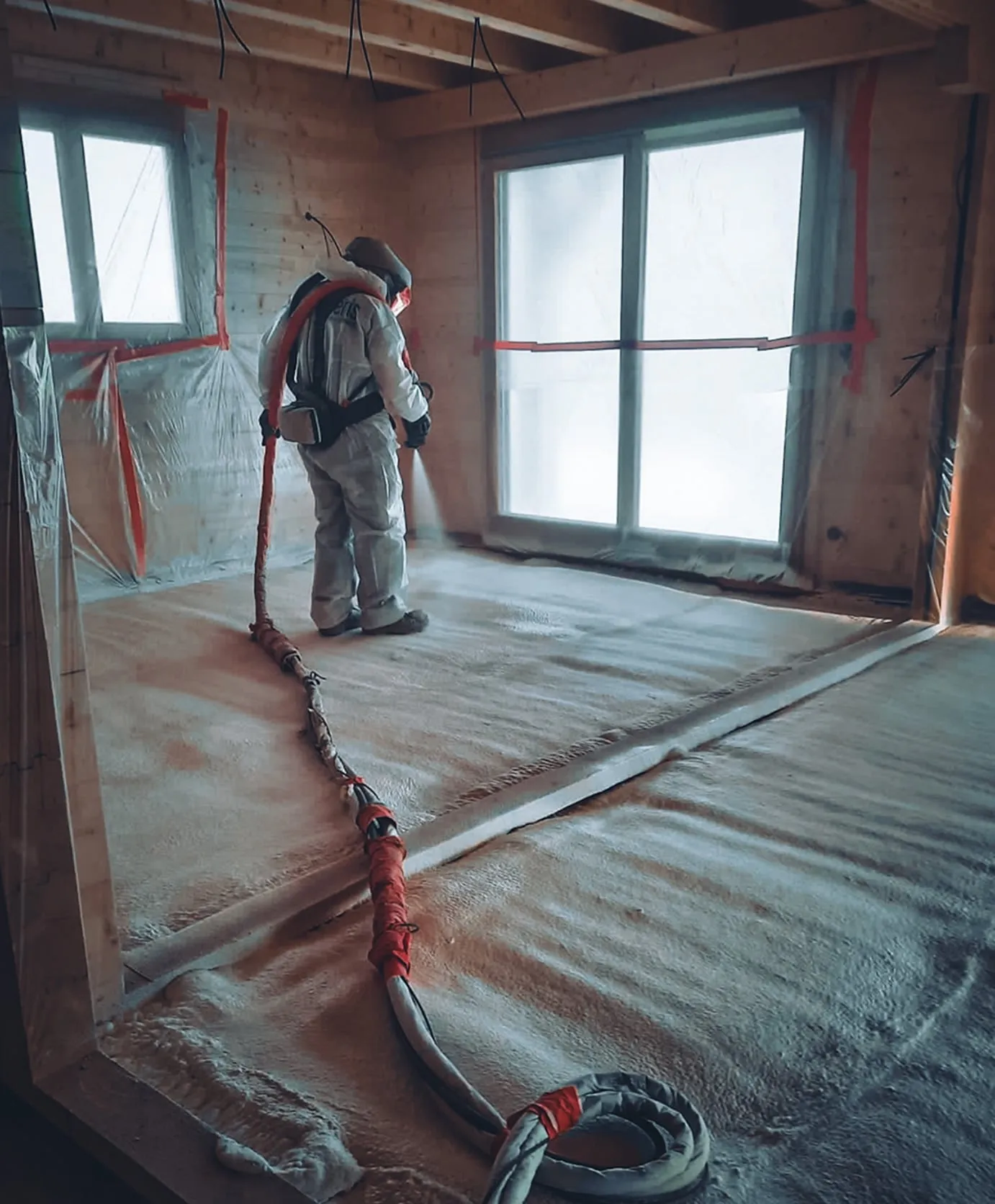 Application en cours de mousse polyuréthane sur mur intérieur