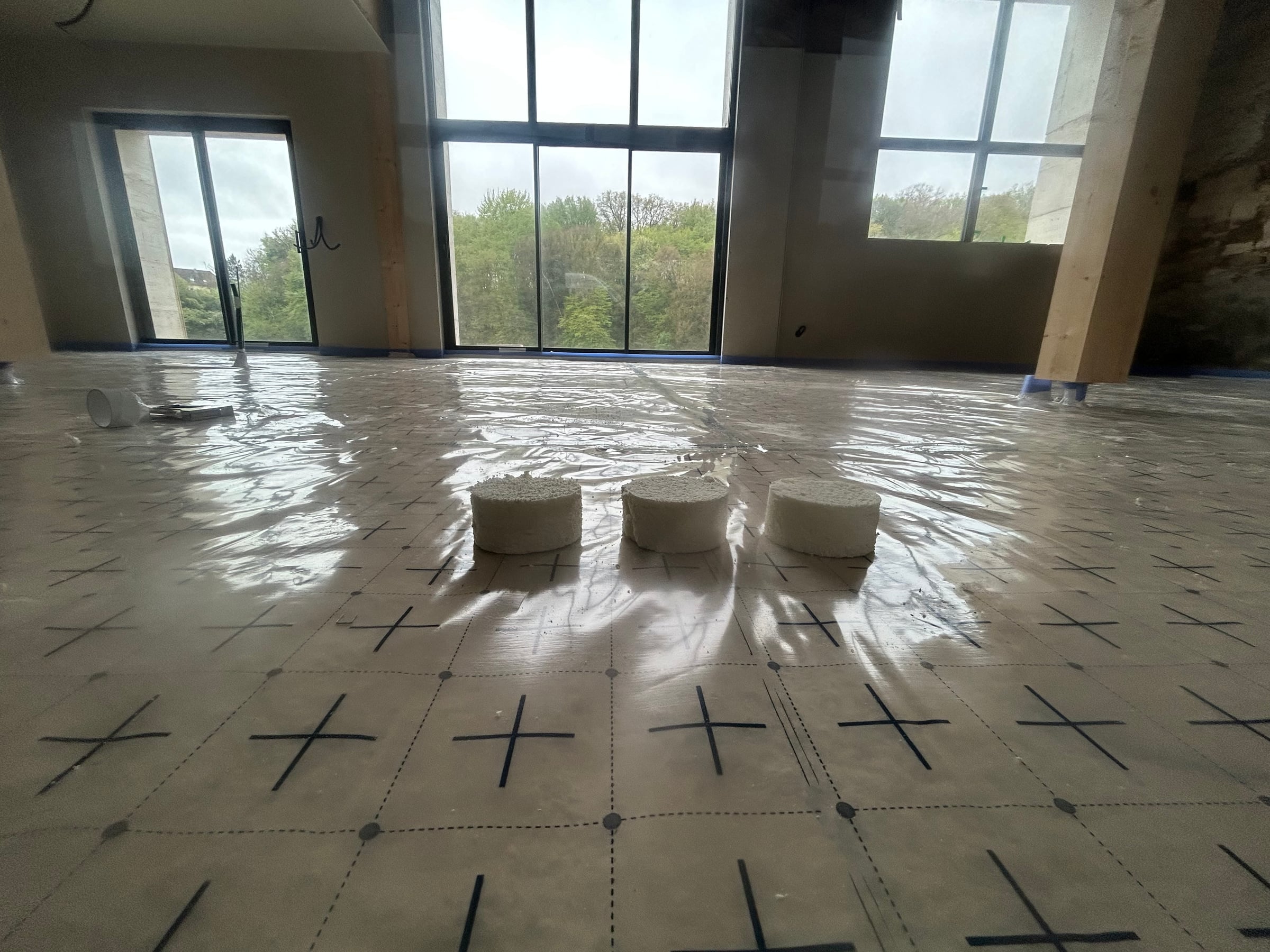 Échantillons de mousse polyuréthane prélevés sur chantier pour contrôle de densité selon la norme — protocole qualité Isolatech